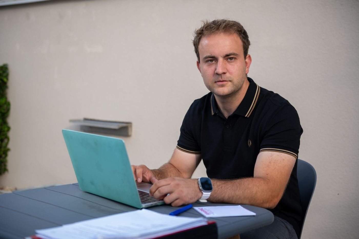 Jan Staudinger plant am Laptop